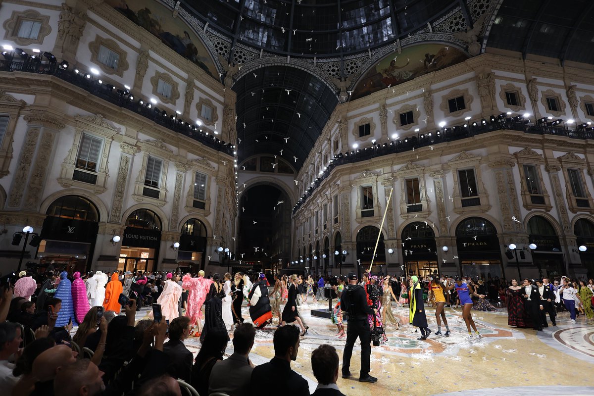 polimoda's tweet photo. Robots on the runway, La Scala dancers in the Galleria, and a fashion student's honest take. Fashion Business undergraduate Riccardo Rinaldi, who helped in the preparation of Vogue World Milano, reflects on the show: https://t.co/5skNBYkzLc
Images: Getty Images for Vogue https://t.co/8dP2oj9eDO