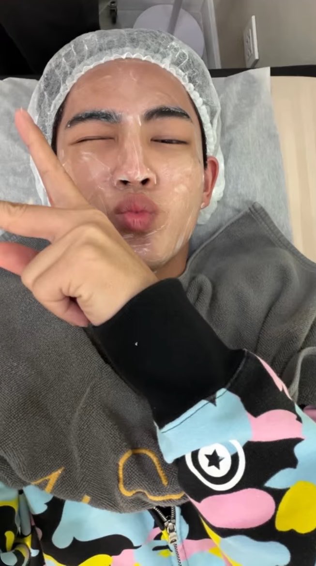 puppapxiion's tweet photo. ในวันเดียวกัน จั๊นชอบที่เคะไปเสริมสวยสบายใจ แม้ว่าเมะของชีจะทำตัวฮอตๆหล่อๆอวดประชาชนแค่ไหน เพราะยังไงเมะของชีก็คือเมะของชีออ่ะ หาใช่ของประชาชนชนไม่ เราได้แค่มองจริงๆ 💔 https://t.co/lv8EasjnQH
