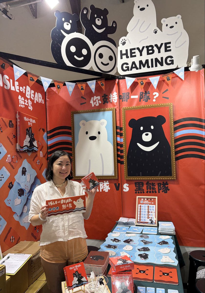 HeybyeGaming's tweet photo. 明日はいよいよTaiwan Original Boardgame Expo！
今日、やっとブースの設営が終わりました。
今回もかわいいクマたちをいっぱい使って飾りました！
みなさんに『くまの島』を楽しんでもらえたら嬉しいです。
オンライン試遊：
https://t.co/oZJoiFzoX3 ￼
予約はこちら：
https://t.co/P0m4rep5d5 ￼ https://t.co/zBVVrPXfhL