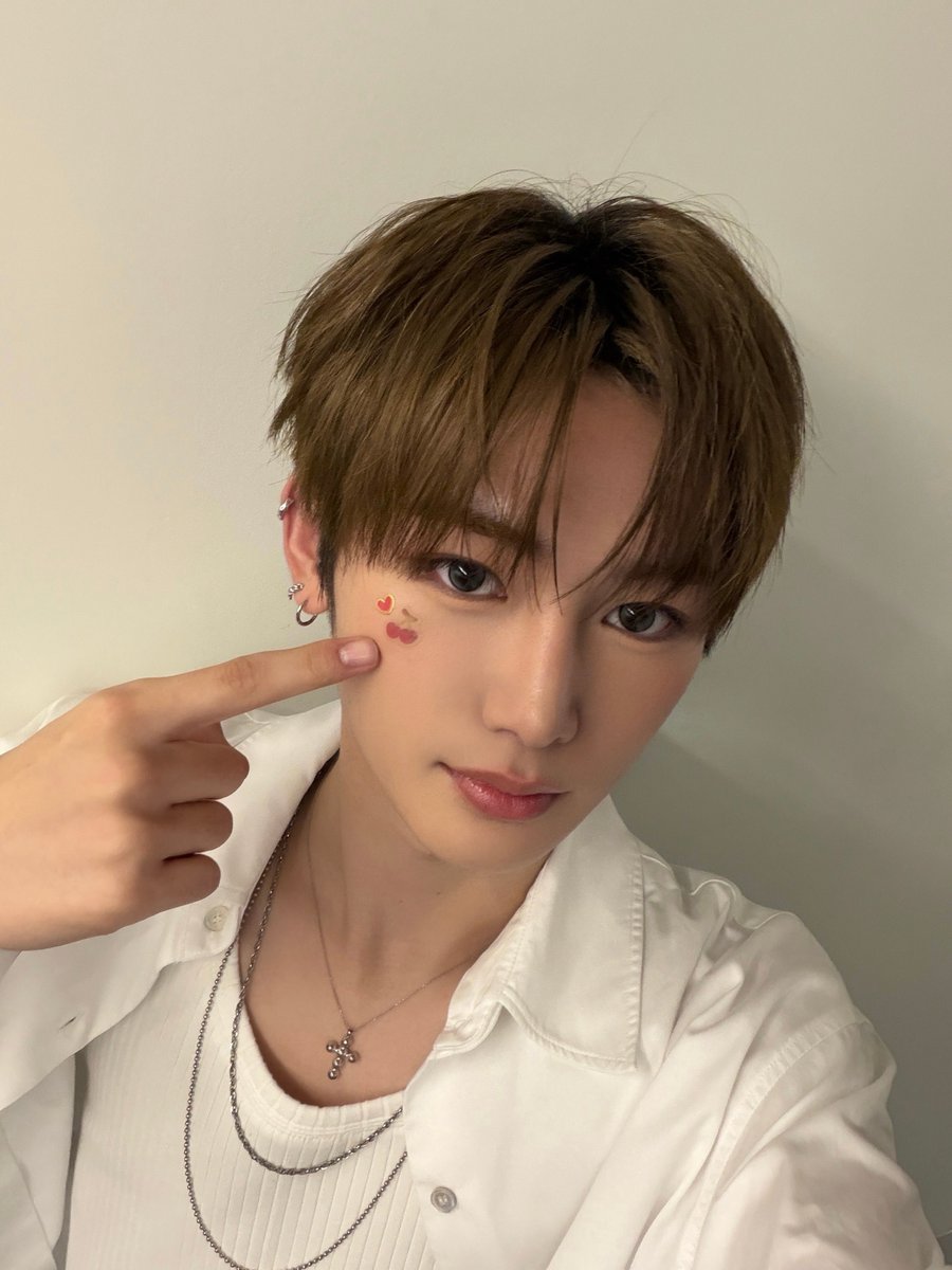 xinsmile_'s tweet photo. 260925 plus chat #안신 #ANXIN 

ALLYZ!!! 시간이 정말 빠른 것 같아요. 어느새 벌써 1년이 되었네요. 1년전 파이널 날, 제가 데뷔하게 됐다는 소식을 들었을 때의 설렘과 기쁨이아직도 생생하게 기억나요. 지난 1년 동안 저희는 함께 많은 도전을 겪었고, 하나하나 열심히 노력하면서 어려움들을 잘 이겨냈어요. 그 과정에서저희도 서로 더 가까워졌고, ALLYZ와 함께 소중하고 아름다운 추억도정말 많이 만들 수 있었어요. 저는 저희에게 이번 1년은 그저 시작일 뿐이라고 생각해요. 앞으로도 함께 수많은 1년을 지나면서 더 많은 추억을 만들어 갔으면 좋겠어요. 앞으로도 언제나 서로의 곁에서 함께 천천히 걸어갈 수 있었으면 좋겠어요. ALLYZ, 저희와 함께 1년을 걸어와 줘서 정말고마워요. 앞으로도 저희 곁에 많이 있어 주세요. 저희도 항상 더 좋은ALPHA DRIVE ONE이 될 수 있도록 열심히 노력할게요! 탄생 1주년 정말 축하해요! ❤️