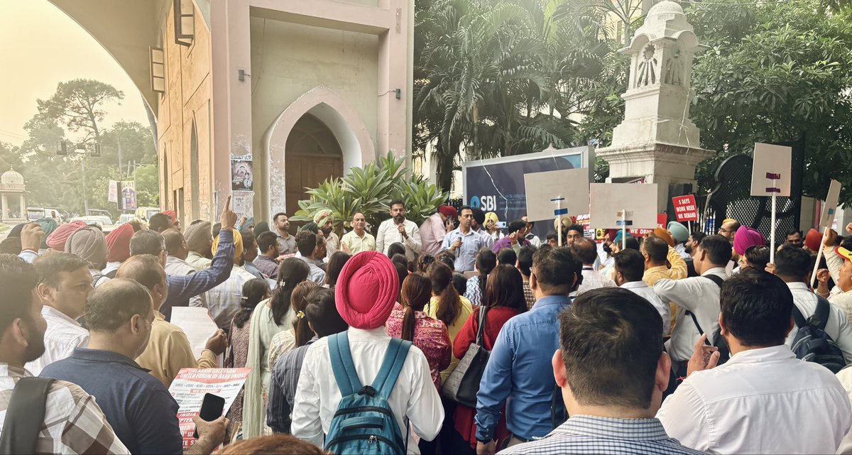 kauratarun's tweet photo. UFBU Demonstration at Patiala

On the call of UFBU, a massive demonstration was held outside SBI Building, Sheranwala Gate, Patiala, on 24 Sept, demanding 5-Day Banking, fair PLI &amp; resolution of pending issues.

📢 Strike on 28, 29 &amp; 30 Sept

#UFBU #AIBEA #5DayBankingNow #FairPLI https://t.co/swL4vW98fC