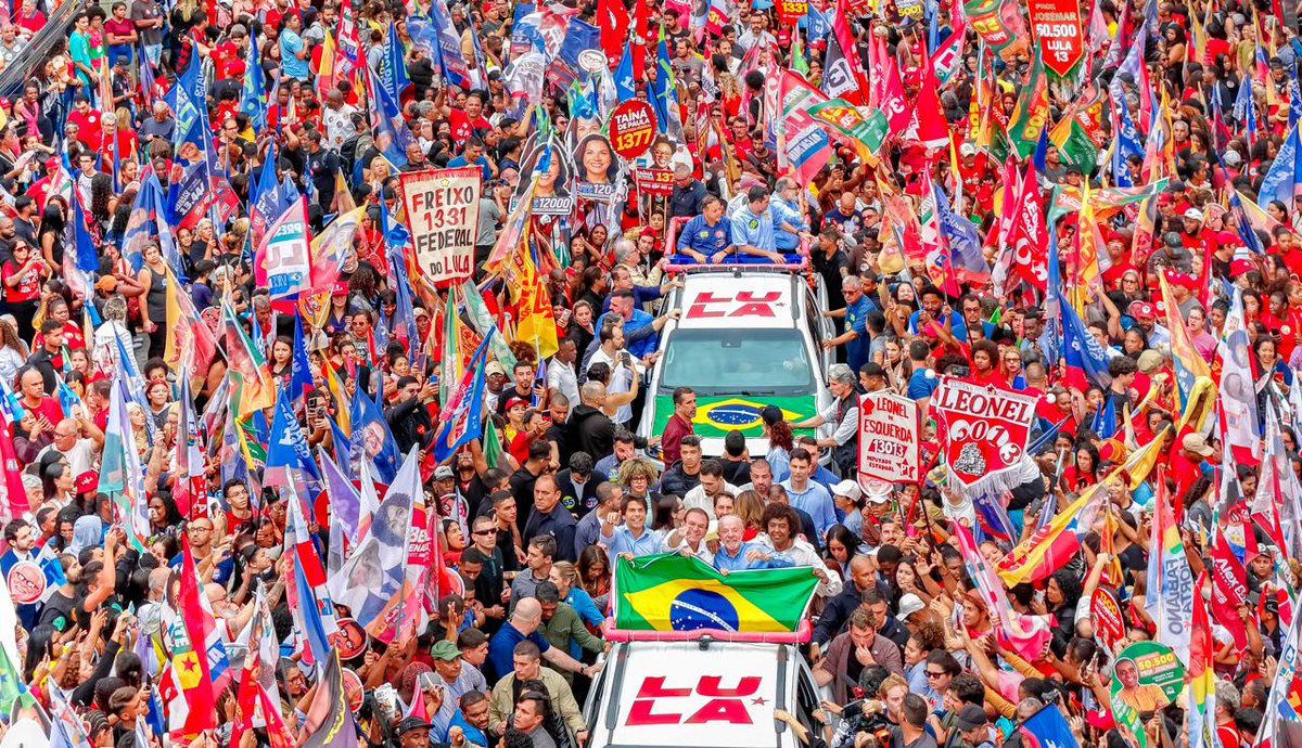 LulaOficial's tweet photo. São Gonçalo nas ruas, mostrando que o Brasil e o Rio de Janeiro estão prontos para mais! ❤️🇧🇷

📸: @ricardostuckert https://t.co/ng9PZhijlb