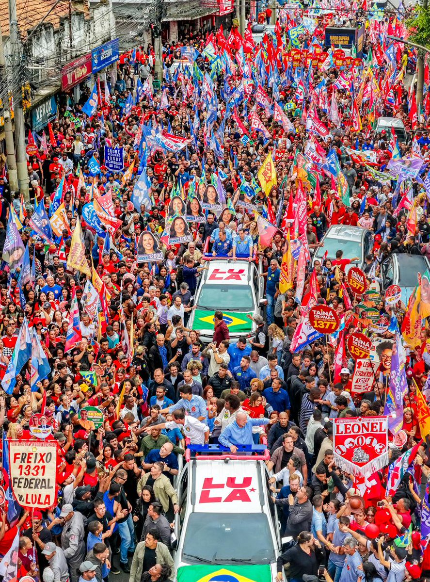 LulaOficial's tweet photo. São Gonçalo nas ruas, mostrando que o Brasil e o Rio de Janeiro estão prontos para mais! ❤️🇧🇷

📸: @ricardostuckert https://t.co/ng9PZhijlb