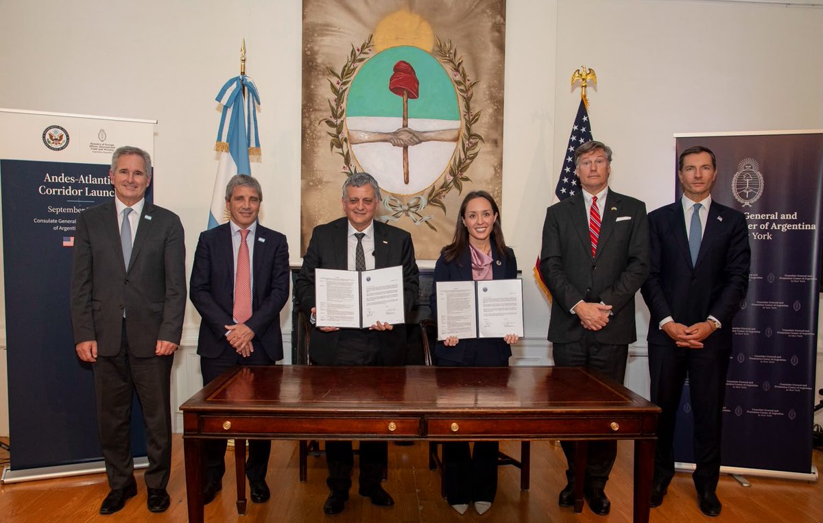 EximBankUS's tweet photo. Chairman @JJovanovicUSA and Chief Commercial Officer Sarah Whitten joined @DeputySecState, @LuisCaputoAR, @pabloquirno, and YPF CEO @HoracioMarin_ok for the signing of the first Build the Future Framework agreement.

It will mobilize up to $7B by 2027 for critical minerals, energy security, and industries of the future. 🇺🇸🇦🇷