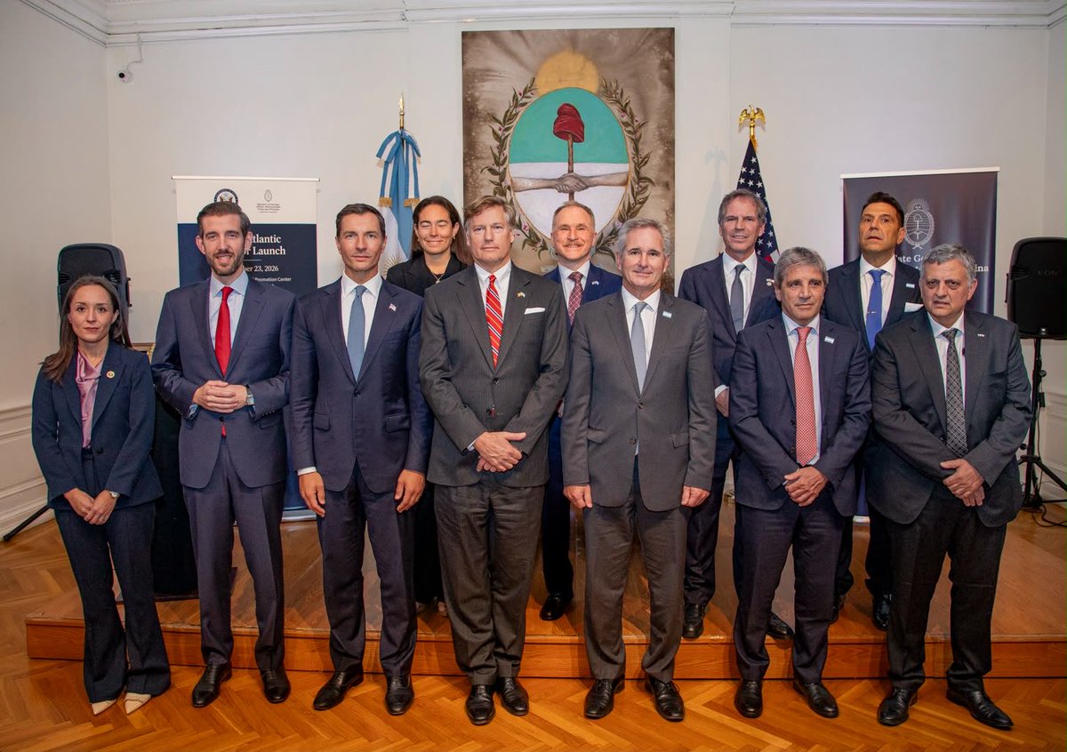 EximBankUS's tweet photo. Chairman @JJovanovicUSA and Chief Commercial Officer Sarah Whitten joined @DeputySecState, @LuisCaputoAR, @pabloquirno, and YPF CEO @HoracioMarin_ok for the signing of the first Build the Future Framework agreement.

It will mobilize up to $7B by 2027 for critical minerals, energy security, and industries of the future. 🇺🇸🇦🇷