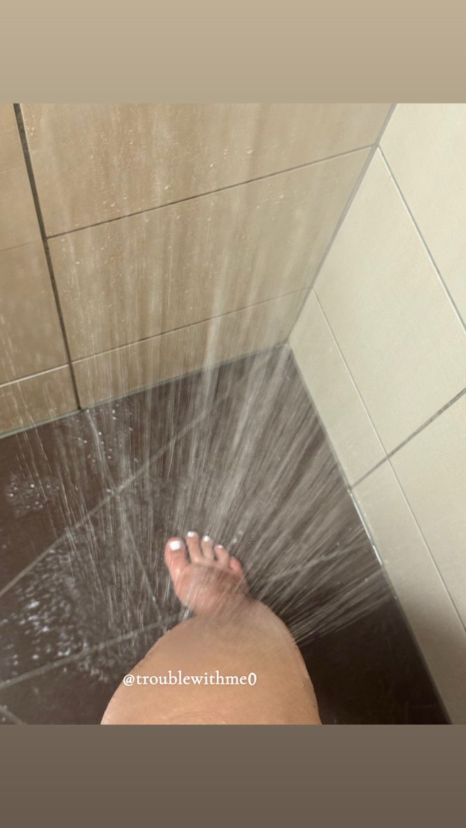 troublewithme0's tweet photo. Wer würde mein Duschwasser trinken?🧐

#goddess #feetfetısh https://t.co/diX5Op6jfT