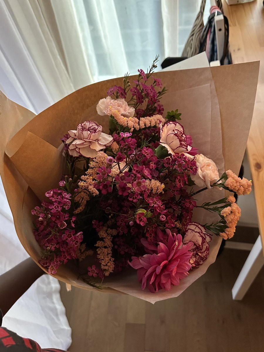 kelyagl's tweet photo. Son bon goût continue d’être impeccable. 🌸 https://t.co/X9pN89fGxE
