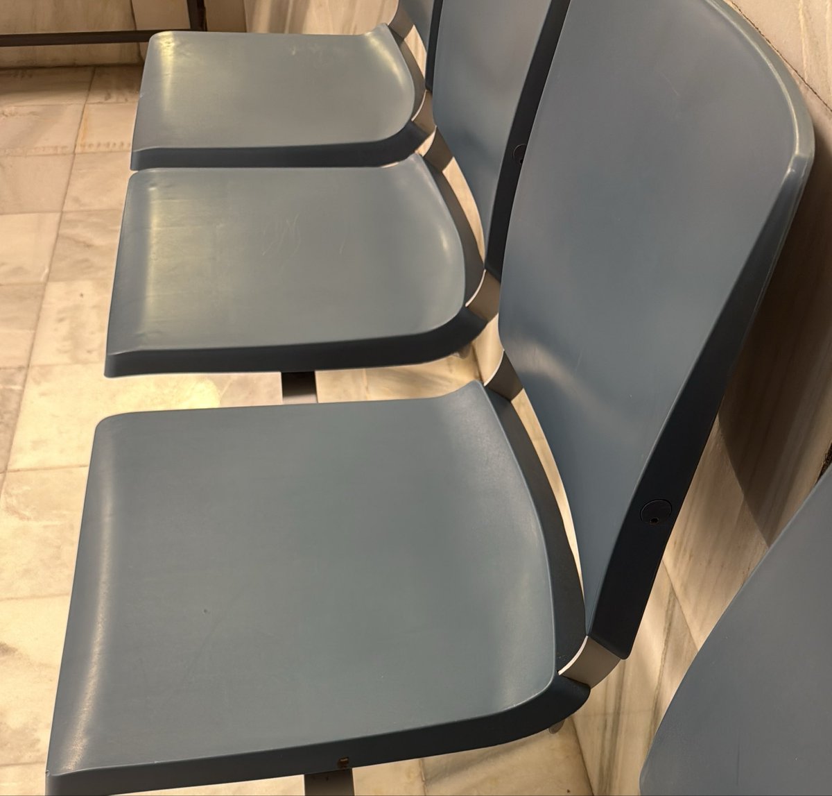 MientrasSeVan's tweet photo. No merecía la pena meterme en la cama para un par de horas. Paso del sofá de casa al sillón del hospital esta noche de nuevo. Confiaba en que podríamos irnos hoy mismo a casa, pero no. Mejorando sustancialmente, pero no lo suficiente. 
#terceraedad #MientrasSeVan https://t.co/zEfVDShonF