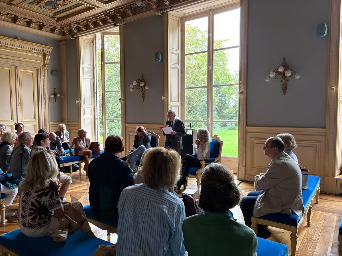 mairie7's tweet photo. 🖼️📚Un jeudi soir culturel à la @mairie7 : des belles expositions et une rencontre littéraire avec Thomas SCHLESSER. Inscrivez-vous sur notre newsletter pour avoir l’agenda culturel du mois d’octobre ➡️https://t.co/7o3QhjQpkA 
@RFBernard1 https://t.co/UE9scjnlcW
