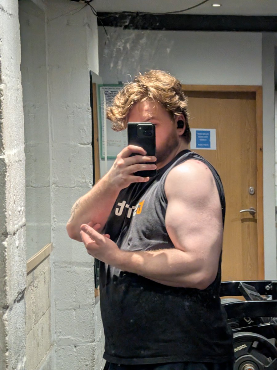 Bernietheburn's tweet photo. I worked on abs and cardio today but you best believe my biceps still look good https://t.co/2xyKUt1E5z