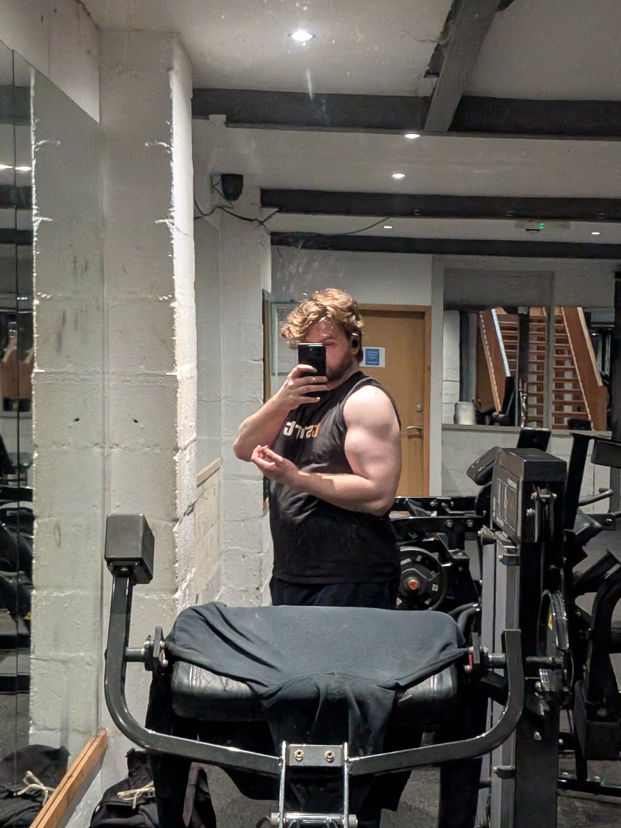 Bernietheburn's tweet photo. I worked on abs and cardio today but you best believe my biceps still look good https://t.co/2xyKUt1E5z