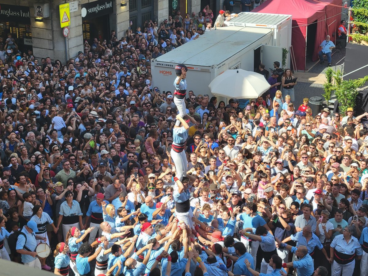 PauGatell's tweet photo. Els Castellers del Poble-sec signen una gran actuació de la colla a la Diada de la Mercè a la plaça Sant Jaume.

Els Bandarres consoliden el setè pis, descarregant el 4d7a, 5d7 i 3d7.

Amb ganes de poder repetir l'actuació el diumenge al Concurs de Castells de Torredembarra. https://t.co/dGNjoCgI7f