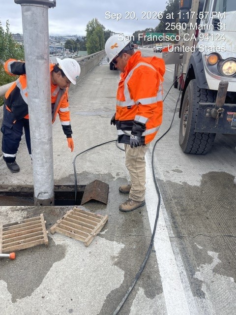 CaltransD4's tweet photo. 🌧️ Storm season is approaching!
Caltrans crews in San Francisco are getting ready by clearing storm drains along U.S. 101 and I-280. Keeping storm drains clear helps stormwater flow where it needs to go and supports safer, more reliable travel during wet weather. #StormPreps https://t.co/CIipHAdykY