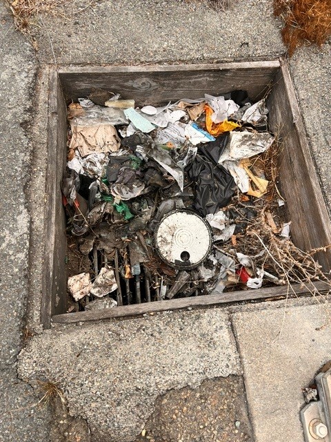 CaltransD4's tweet photo. 🌧️ Storm season is approaching!
Caltrans crews in San Francisco are getting ready by clearing storm drains along U.S. 101 and I-280. Keeping storm drains clear helps stormwater flow where it needs to go and supports safer, more reliable travel during wet weather. #StormPreps https://t.co/CIipHAdykY