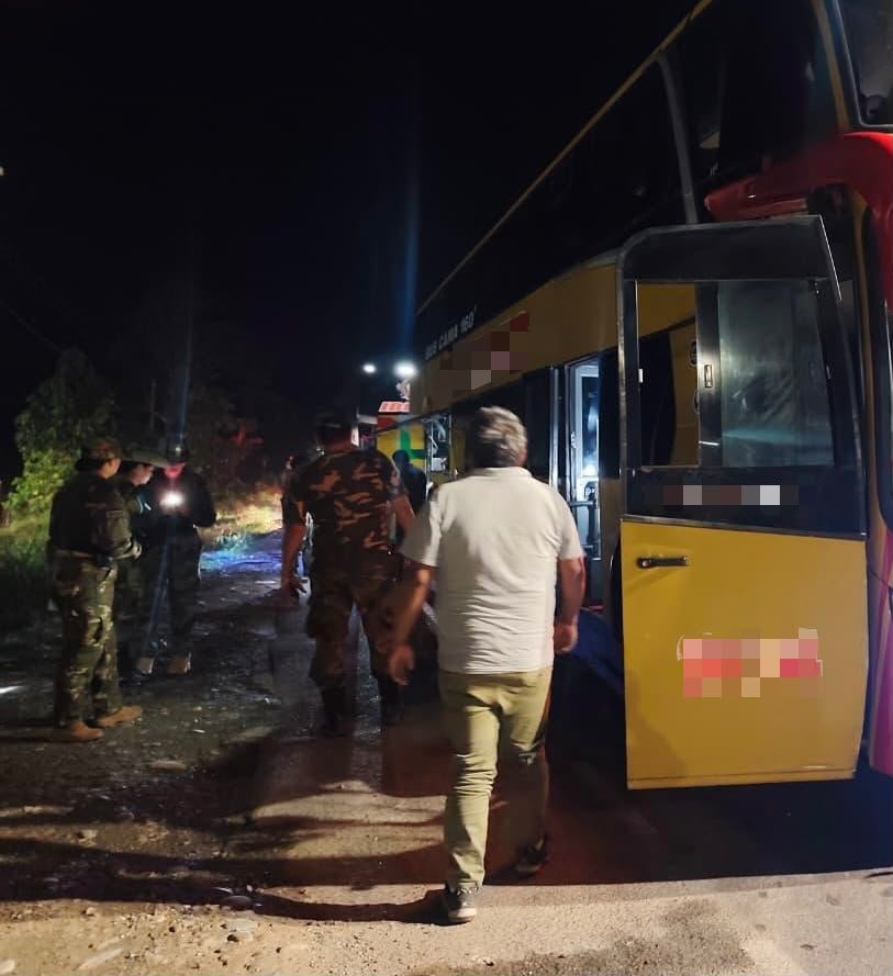 Policia_Peruana's tweet photo. 🚨🇵🇪 #MadreDeDios | PNP DETIENE A SUJETO CON OCHO REQUISITORIAS POR TID
Durante un operativo de control de identidad y vehicular en Inambari, la PNP detuvo a C. S. D. R. (54), alias “Negro”, requerido por tráfico ilícito de drogas.
#PNPInforma #PolicíasEnAcción https://t.co/Py5hECqAw0