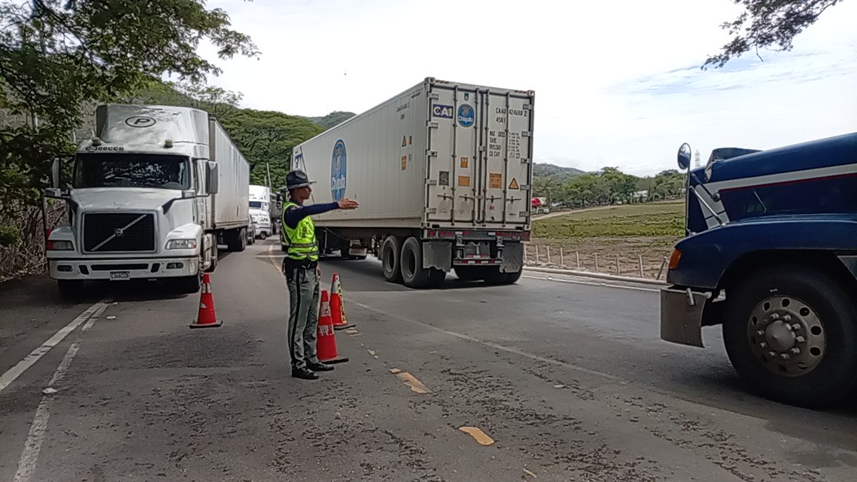 Brigadas de Provial del @CIV_Guatemala brindan seguridad vial y regulan el paso de vehículos en km. 111 de ruta CA-9 Norte (Usumatlán, Zacapa). Se alterna el…