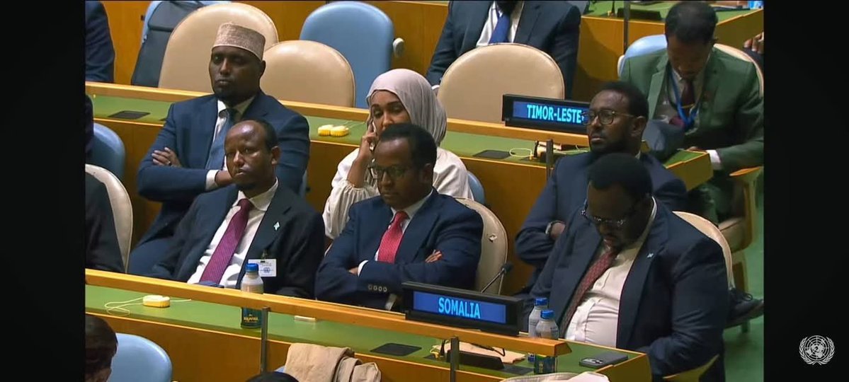 erigavoTimes's tweet photo. Markuu noo kaalmeeya iyo yaa alle wax siiyay bilaabay baa dadkii ka yaceen kuraasta.
Illaa Dawarsi iyo ku rida 35 sano soca cidina ma dhagaysan karaysee😂 #Somalia. https://t.co/GYRMlGgq99