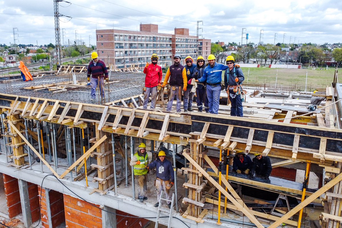 OpisuPba's tweet photo. 🏘️ Cada avance de la obra nos acerca a un barrio con mejores espacios para las familias de San Petersburgo.

🚧 En La Matanza, avanza la construcción del complejo habitacional Peribebuy II, el cual albergará 80 viviendas destinadas para las y los habitantes de esta comunidad. https://t.co/DKotdXLVoP