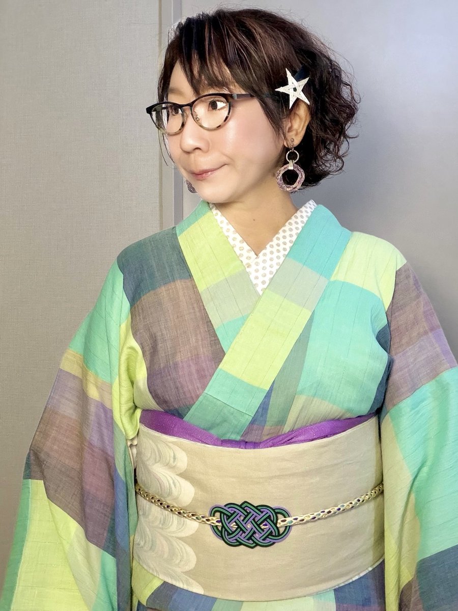 kadukonow's tweet photo. 少しずつ秋に差し掛かっていて、もう着納めかなと思う夏着物。小物類の紫色のトーンは真夏よりややダークに、そして締め色の帯留で全体がまとまる感。
#洒落水引 #帯留 #夏着物 https://t.co/IRVxr5LSyI