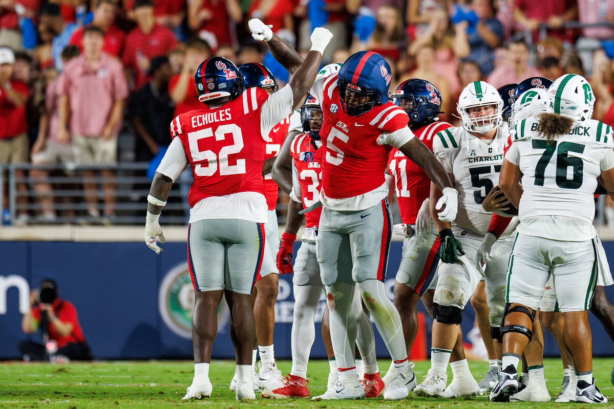_kbolden's tweet photo. Keep the main thing the main thing. 

#SpotTheBall | #HottyToddy https://t.co/wHF1snJWGJ