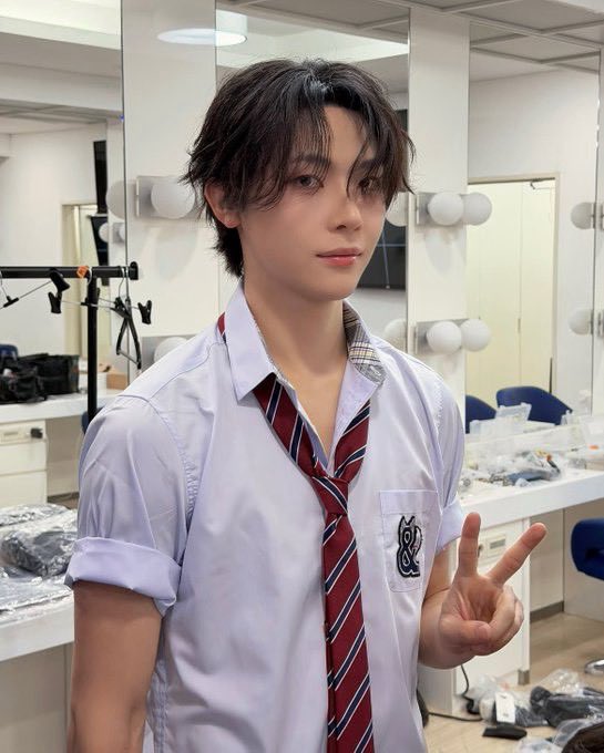 minini079's tweet photo. 近期最愛的兩張反差超大的照片🙂‍↕️🍓 https://t.co/VcCiD6g4eE