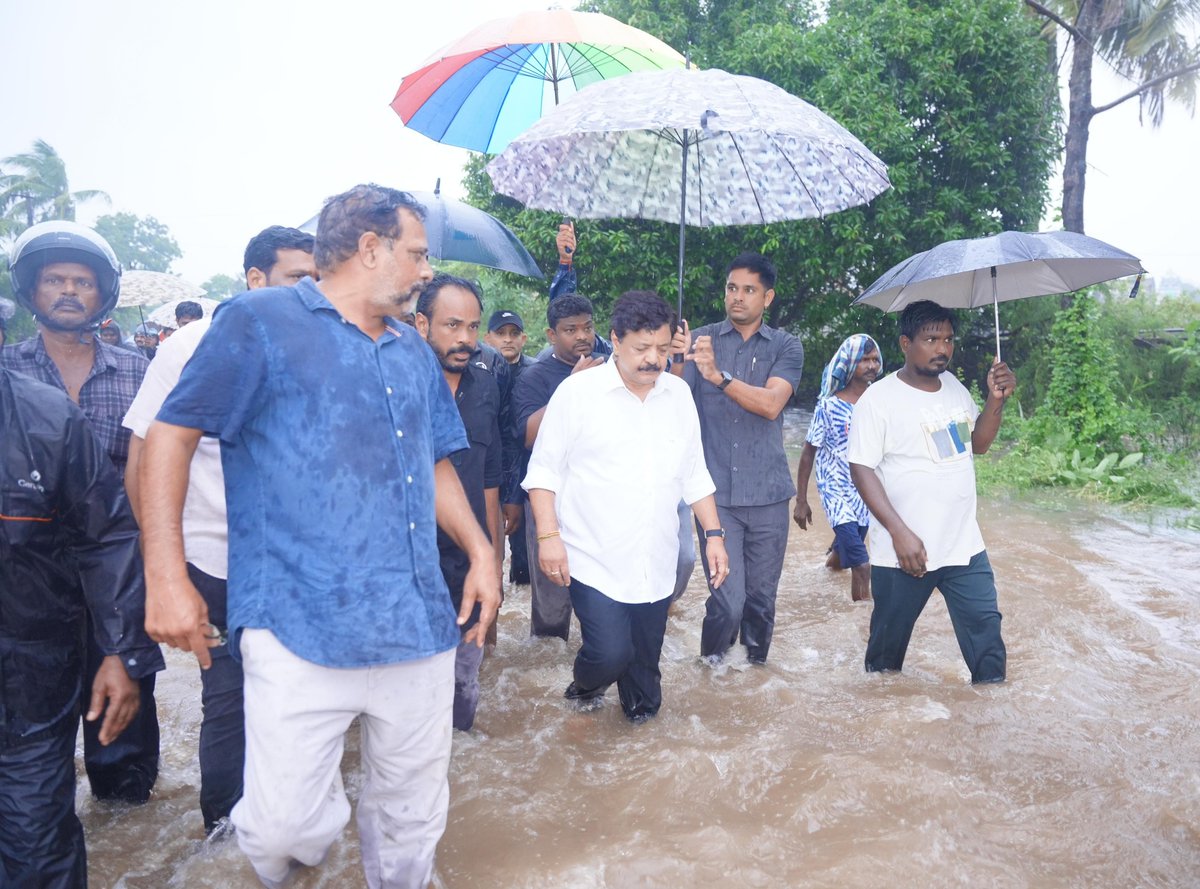 kanduladurgesh's tweet photo. భారీ వర్షాల నేపథ్యంలో నిడదవోలు నియోజకవర్గంలోని పలు ప్రాంతాల్లో క్షేత్రస్థాయిలో పర్యటించి, వర్షపు నీరు నిలిచిపోతున్న చోట రాకపోకలకు ఏర్పడుతున్న ఇబ్బందులు, ముందస్తు రక్షణ చర్యలను పరిశీలించాను.

నిడదవోలు బస్టాండ్, తిమ్మరాజుపాలెం, కోటసత్తెమ్మ గుడి రోడ్డు, కంసాలిపాలెం తదితర ప్రాంతాల్లో పరిస్థితులను స్వయంగా పరిశీలించి అధికారులతో సమీక్షించాను. బస్టాండ్ ప్రాంతంలో నిలిచిన వర్షపు నీటిని వెంటనే తొలగించడంతో పాటు, ప్రజలకు ఎలాంటి ఇబ్బందులు కలగకుండా అవసరమైన చర్యలు చేపట్టాలని అధికారులను ఆదేశించాను.

కంసాలిపాలెం–మాధవరం మధ్య నీటి ఉధృతి పెరుగుతున్న నేపథ్యంలో ఎమ్మార్వో, ఆర్డీవోలను అప్రమత్తం చేసి ప్రమాద హెచ్చరిక బోర్డులు, బారికేడ్లు ఏర్పాటు చేయించాం. విద్యుత్ తీగలు వేలాడుతున్న ప్రాంతాల్లో కూడా ఎలాంటి ప్రాణనష్టం జరగకుండా తక్షణ చర్యలు చేపట్టాలని విద్యుత్ శాఖ అధికారులను ఆదేశించాను.

బస్టాండ్ వద్ద డ్రైనేజీ సమస్యకు శాశ్వత పరిష్కారం చూపేందుకు డ్రైన్ నిర్మాణానికి ప్రతిపాదనలు పంపించాం. తిమ్మరాజుపాలెం వద్ద కల్వర్టు నిర్మాణానికి కూడా ప్రతిపాదనలు సిద్ధం చేశాం. త్వరితగతిన అనుమతులు, నిధులు సాధించి పనులు ప్రారంభించే దిశగా చర్యలు తీసుకుంటున్నాం.

మాలకోడు చెరువు వద్ద ఎస్టీపీ ప్లాంట్ పనులు పూర్తయితే నిడదవోలు పట్టణంలోని మురుగునీటి సమస్యకు శాశ్వత పరిష్కారం లభిస్తుంది. ఈ పనులను కూడా వేగవంతం చేస్తున్నాం. ప్రజలు తమ సమస్యలను వాట్సాప్ ద్వారా నా దృష్టికి తీసుకువస్తున్నారు. వాటిని అధికారుల సమన్వయంతో ఎప్పటికప్పుడు పరిష్కరించేలా చర్యలు తీసుకుంటున్నాను.

ప్రస్తుత వర్షాల పరిస్థితుల్లో ప్రజలు అప్రమత్తంగా ఉండాలి. అత్యవసర పరిస్థితుల్లో అధికారులకు సమాచారం అందించాలి. గౌరవ ముఖ్యమంత్రి శ్రీ నారా చంద్రబాబు నాయుడు గారు, గౌరవ ఉప ముఖ్యమంత్రి శ్రీ పవన్ కళ్యాణ్ గార్ల నాయకత్వంలో నియోజకవర్గంలోని అన్ని సమస్యలను త్వరితగతిన పరిష్కరిస్తామని తెలియజేస్తున్నాను.