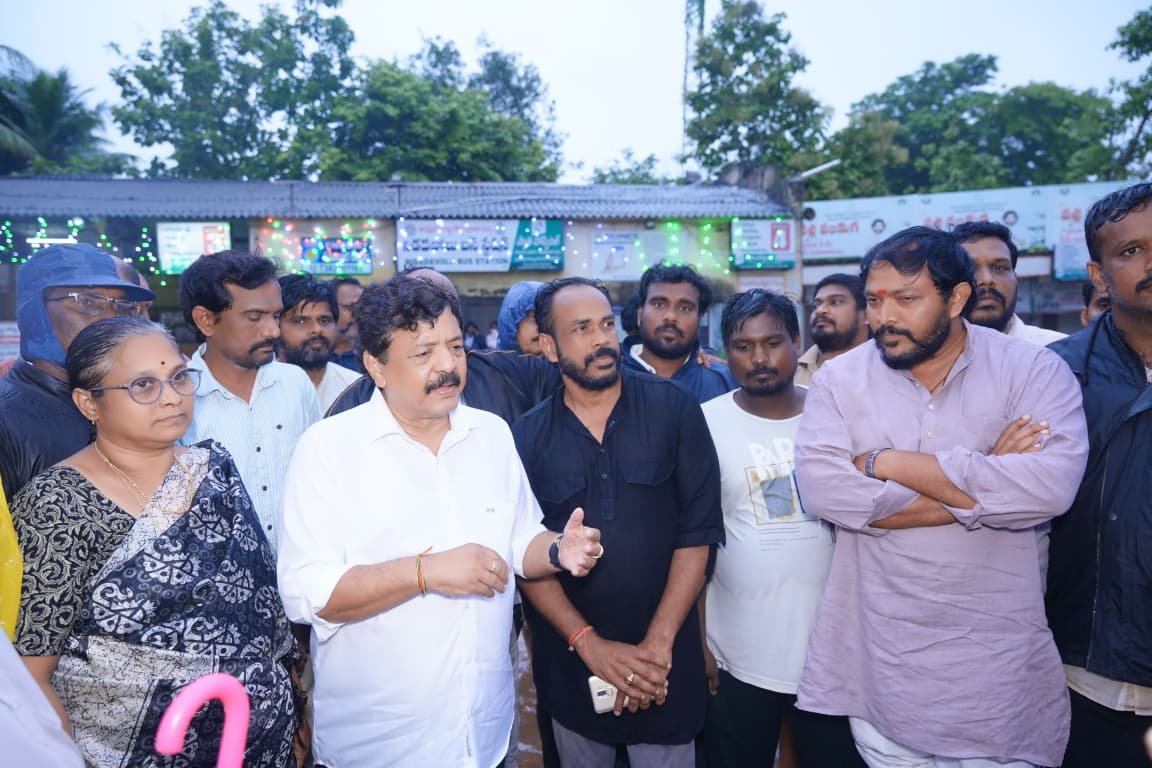 kanduladurgesh's tweet photo. భారీ వర్షాల నేపథ్యంలో నిడదవోలు నియోజకవర్గంలోని పలు ప్రాంతాల్లో క్షేత్రస్థాయిలో పర్యటించి, వర్షపు నీరు నిలిచిపోతున్న చోట రాకపోకలకు ఏర్పడుతున్న ఇబ్బందులు, ముందస్తు రక్షణ చర్యలను పరిశీలించాను.

నిడదవోలు బస్టాండ్, తిమ్మరాజుపాలెం, కోటసత్తెమ్మ గుడి రోడ్డు, కంసాలిపాలెం తదితర ప్రాంతాల్లో పరిస్థితులను స్వయంగా పరిశీలించి అధికారులతో సమీక్షించాను. బస్టాండ్ ప్రాంతంలో నిలిచిన వర్షపు నీటిని వెంటనే తొలగించడంతో పాటు, ప్రజలకు ఎలాంటి ఇబ్బందులు కలగకుండా అవసరమైన చర్యలు చేపట్టాలని అధికారులను ఆదేశించాను.

కంసాలిపాలెం–మాధవరం మధ్య నీటి ఉధృతి పెరుగుతున్న నేపథ్యంలో ఎమ్మార్వో, ఆర్డీవోలను అప్రమత్తం చేసి ప్రమాద హెచ్చరిక బోర్డులు, బారికేడ్లు ఏర్పాటు చేయించాం. విద్యుత్ తీగలు వేలాడుతున్న ప్రాంతాల్లో కూడా ఎలాంటి ప్రాణనష్టం జరగకుండా తక్షణ చర్యలు చేపట్టాలని విద్యుత్ శాఖ అధికారులను ఆదేశించాను.

బస్టాండ్ వద్ద డ్రైనేజీ సమస్యకు శాశ్వత పరిష్కారం చూపేందుకు డ్రైన్ నిర్మాణానికి ప్రతిపాదనలు పంపించాం. తిమ్మరాజుపాలెం వద్ద కల్వర్టు నిర్మాణానికి కూడా ప్రతిపాదనలు సిద్ధం చేశాం. త్వరితగతిన అనుమతులు, నిధులు సాధించి పనులు ప్రారంభించే దిశగా చర్యలు తీసుకుంటున్నాం.

మాలకోడు చెరువు వద్ద ఎస్టీపీ ప్లాంట్ పనులు పూర్తయితే నిడదవోలు పట్టణంలోని మురుగునీటి సమస్యకు శాశ్వత పరిష్కారం లభిస్తుంది. ఈ పనులను కూడా వేగవంతం చేస్తున్నాం. ప్రజలు తమ సమస్యలను వాట్సాప్ ద్వారా నా దృష్టికి తీసుకువస్తున్నారు. వాటిని అధికారుల సమన్వయంతో ఎప్పటికప్పుడు పరిష్కరించేలా చర్యలు తీసుకుంటున్నాను.

ప్రస్తుత వర్షాల పరిస్థితుల్లో ప్రజలు అప్రమత్తంగా ఉండాలి. అత్యవసర పరిస్థితుల్లో అధికారులకు సమాచారం అందించాలి. గౌరవ ముఖ్యమంత్రి శ్రీ నారా చంద్రబాబు నాయుడు గారు, గౌరవ ఉప ముఖ్యమంత్రి శ్రీ పవన్ కళ్యాణ్ గార్ల నాయకత్వంలో నియోజకవర్గంలోని అన్ని సమస్యలను త్వరితగతిన పరిష్కరిస్తామని తెలియజేస్తున్నాను.