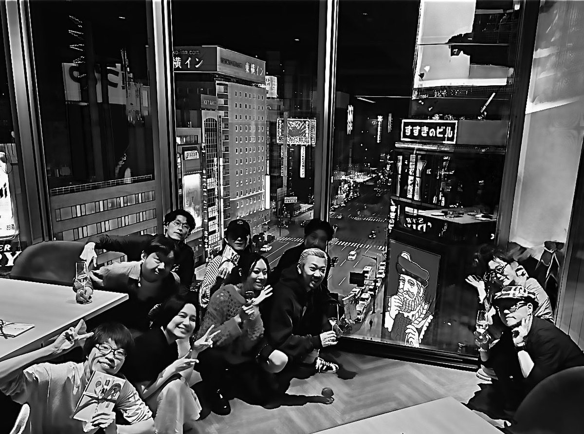 ishinariguitar's tweet photo. 札幌公演にてメンバーとスタッフと共に全体打ち上げ🍻
これまでのご縁と出逢いに感謝しながら、大好きなみんなと過ごす時間は格別でした…✨
普段は下から見上げる今年春に刷新されたニッカウヰスキーの看板を上から見下ろすススキノの夜景をバックにJUJUと愉快な仲間たちと😊👍
残る７公演も大切に😌 https://t.co/3GcIGV28S1