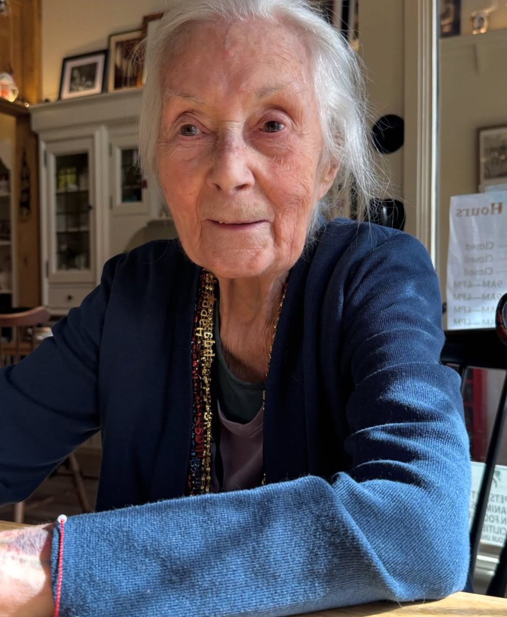 CultureCrave's tweet photo. Rosemary Harris celebrating her 99th birthday 🎂 

📷 jennifer_ehle | IG https://t.co/S1woEpYRqf