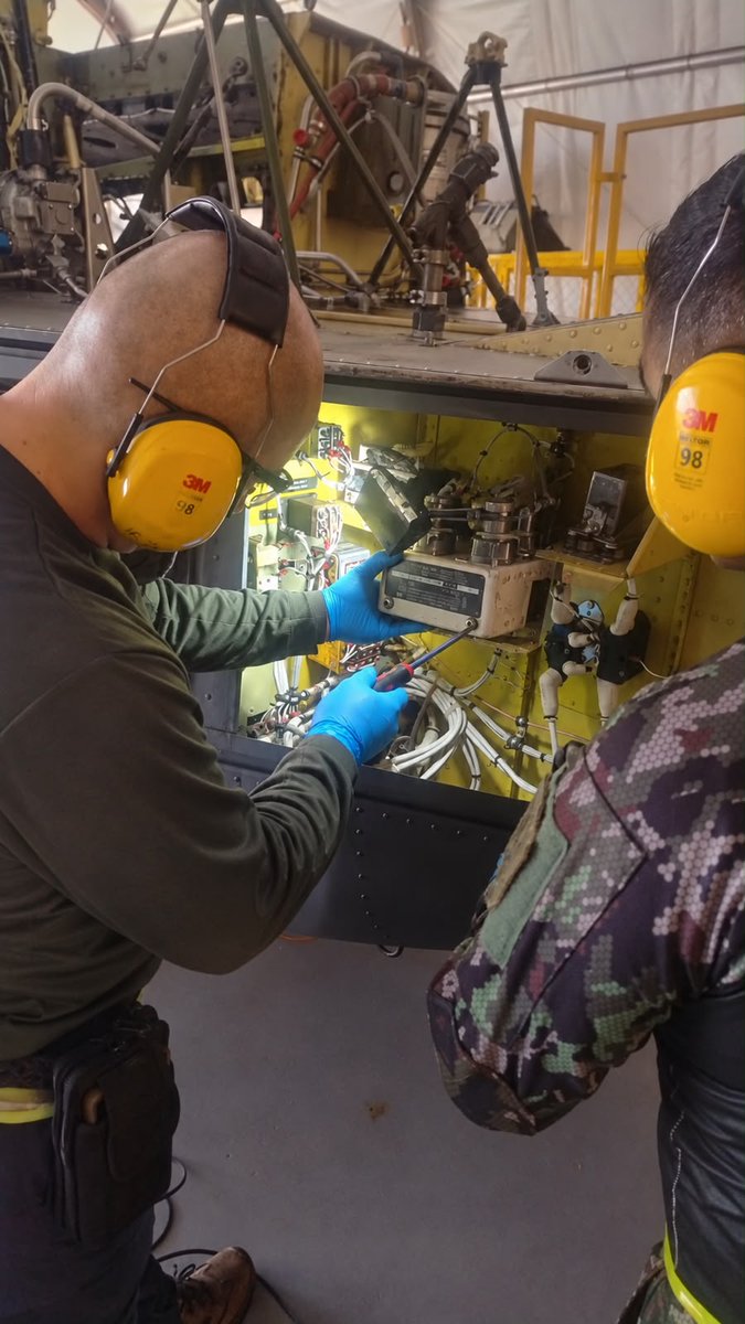 Ejercito_Davaa's tweet photo. Precisión que mantiene nuestras aeronaves en vuelo

Detrás de cada misión de la flota HUEY II de la Aviación del @COL_EJERCITO está el conocimiento, la disciplina y la dedicación del suboficial técnico de línea, responsable de verificar, mantener y preservar la aeronave en óptimas condiciones para cumplir la misión.

Su trabajo, muchas veces silencioso, es fundamental para garantizar la seguridad, confiabilidad y disponibilidad operacional de nuestras aeronaves.

Talento humano que convierte el mantenimiento en capacidad operacional.

¡Batallón de Mantenimiento de Aviación N.° 4!

#SiempreFirmes