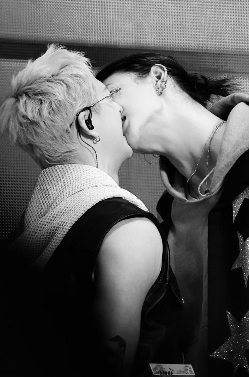 jiniarrt's tweet photo. come with me let's escape now 🖤

#SSD #Hyunjin #현진 #StrayKids #BangChan #hyunchan https://t.co/XLzM0jPsS0