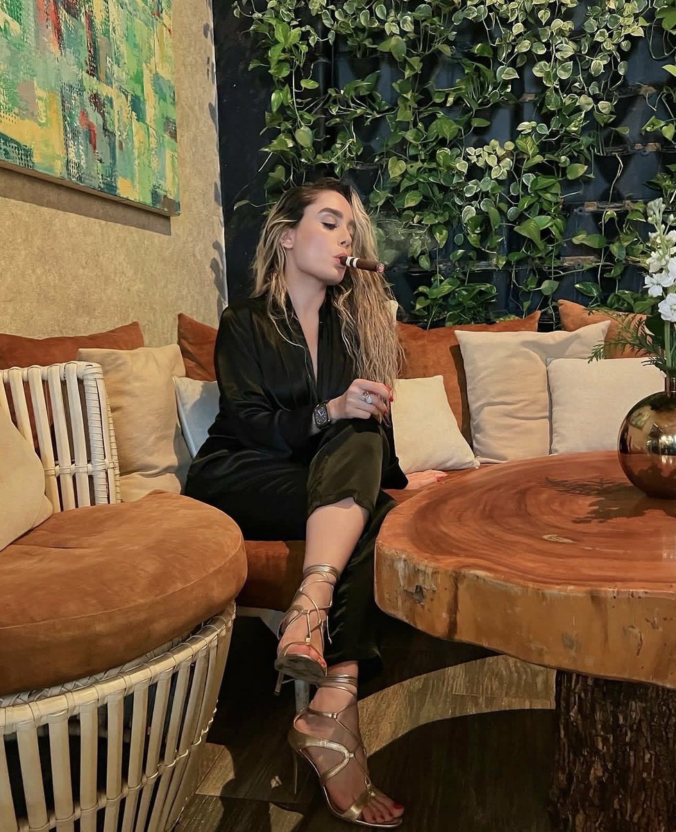 naked_cigar's tweet photo. Living life to the fullest
#nakedcigar #vibes
#cigars #cigaraficionado #lifestyle #cigarenthusiast #cigarro #habano #cidarlife #cidarsociety https://t.co/krWTI2w0xh