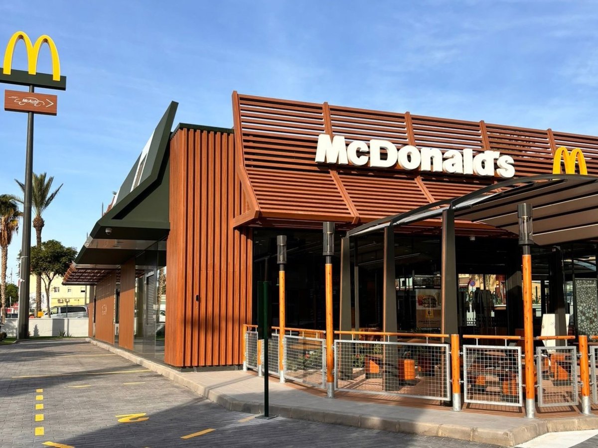FinanzasDarin's tweet photo. 📉 A JPMorgan no le convence el plan de reinversión de McDonald's y recorta su precio objetivo

McDonald's $MCD baja de 280$ a 260$ en el precio objetivo de JPMorgan, que mantiene en Sobreponderar. La acción cotiza en 240,37$, a solo un 2,7% de su mínimo de 52 semanas