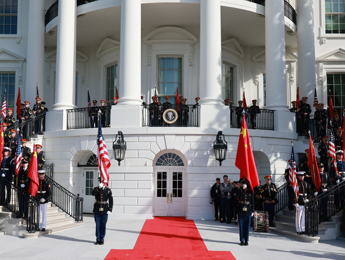 XHNews's tweet photo. Chinese President Xi Jinping on Thursday morning attended a welcome ceremony held by U.S. President Donald Trump at the White House. https://t.co/oWciDHA5Am