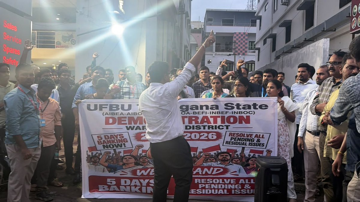 RaviKeloth_CBOA's tweet photo. #5daybanking

UFBU MASS DEMONSTRATION @ WARANGAL.

As part of the UFBU agitational programme, we conducted a massive demonstration at Warangal, with the active participation of bank all the  employees.

Our unity, our strength and our collective voice continue to remain strong.

5 Days Banking is our Right.
Fair PLI for Every Bank Employee.

Unity is our Strength
March ON… March ON…
UFBU ZINDABAD March ON..

#AIBOC
#UFBU
#Nationalmedia
#Socialmedia
#IBA
#DFS