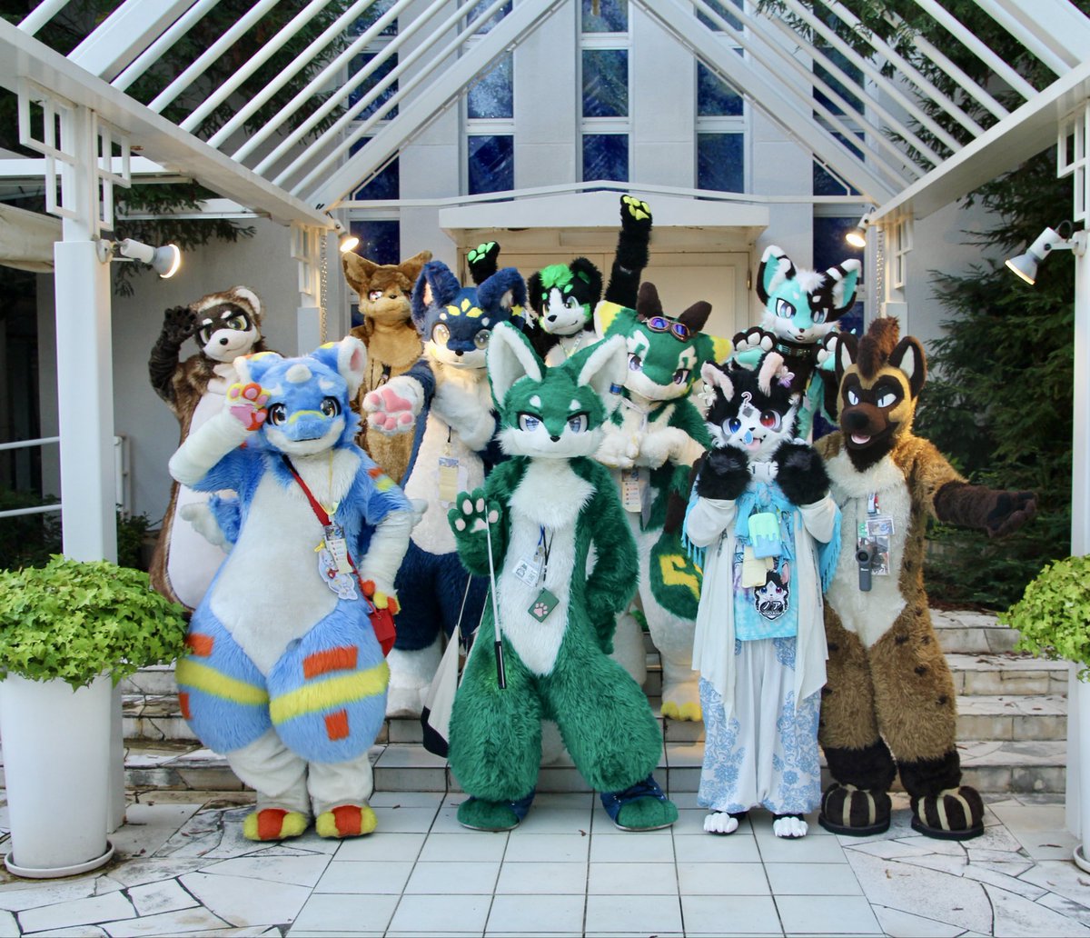 Renri_wolf's tweet photo. 中庭で集合写真
#FursuitFriday 
📷 @suruga937 https://t.co/oKgp8k8Gna