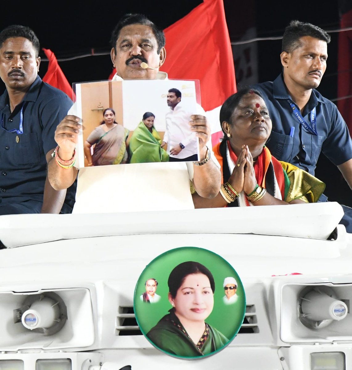 AIADMKOfficial's tweet photo. மாண்புமிகு கழகப் பொதுச் செயலாளர் புரட்சித் தமிழர் திரு. @EPSTamilNadu அவர்கள்,

#மதுராந்தகம் தொகுதி #தேவதூர் பகுதியில் கழக வெற்றி வேட்பாளர் திருமதி. கணிதா சம்பத் அவர்களுக்கு “இரட்டை இலை” சின்னத்தில் வாக்கு சேகரித்தார்கள்.

#வெல்லட்டும்_இரட்டைஇலை 🌱
#AIADMK #Madurantakam #ByeElections