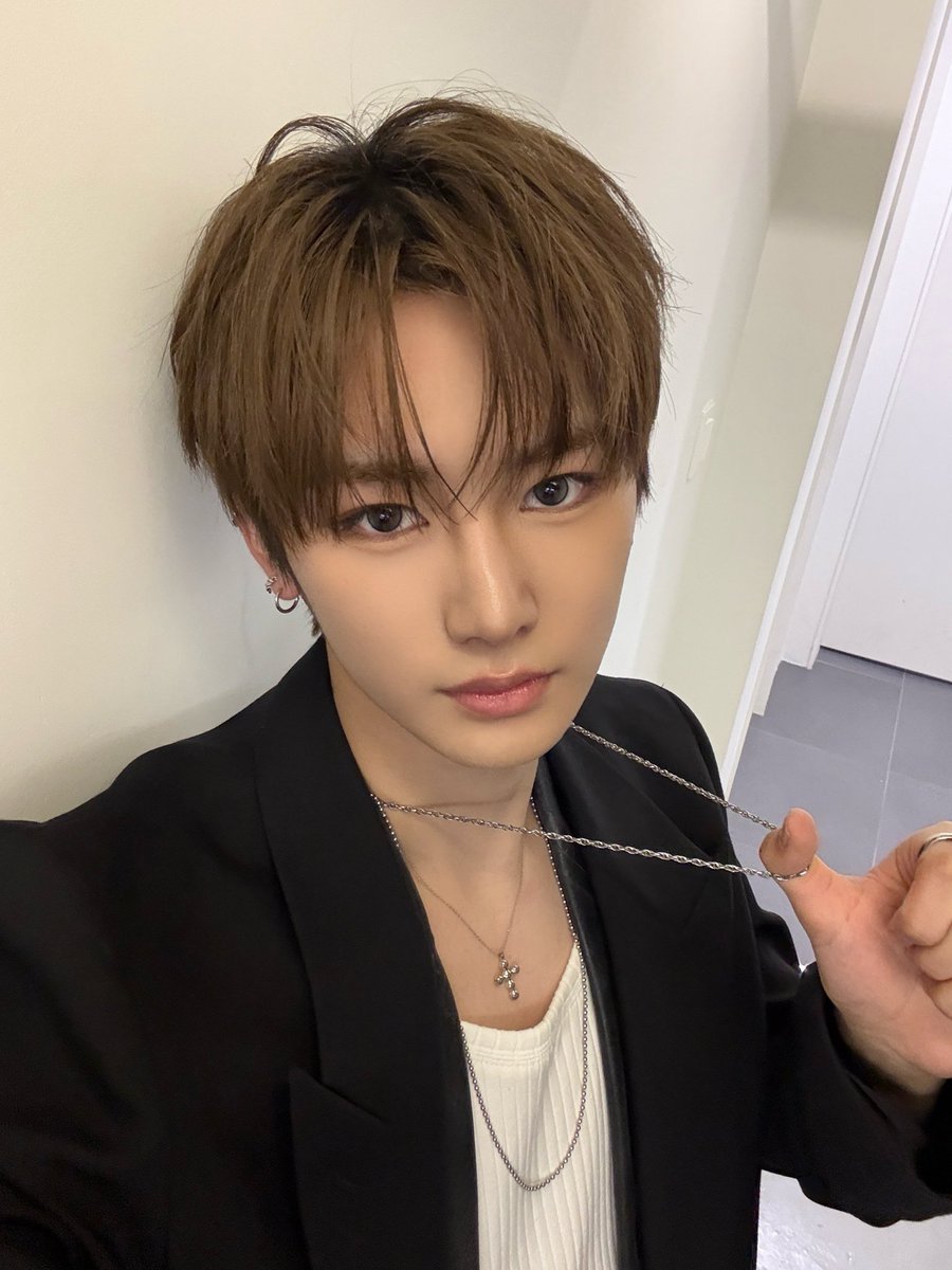 AnxinGlobal's tweet photo. 📸 | 260925 - Plus Chat Update

‘‘ALLYZ!!! Time really flies, doesn’t it? I can’t believe it’s already been a whole year.

I still vividly remember the excitement and happiness I felt one year ago on the day of the finale, when I found out that I would be making my debut. Over the past year, we’ve gone through so many challenges together, and by working hard every step of the way, we were able to overcome those difficult moments.

Through it all, we’ve grown even closer, and we’ve been able to make so many precious and beautiful memories together with ALLYZ.

I believe that this past year is only the beginning for us. I hope we can continue to spend many more years together and make even more wonderful memories along the way. I hope we can always stay by each other’s side and walk together, slowly and steadily.

ALLYZ, thank you so much for walking alongside us for this past year. Please continue to stay by our side for a long, long time. We’ll also keep working hard to become an even better ALPHA DRIVE ONE for you!

Happy 1st anniversary to our birth ❤️’’

🔗 https://t.co/bVUaBbuRc3

#ANXIN #안신 #ALPHADRIVEONE  #ALD1  #알파드라이브원