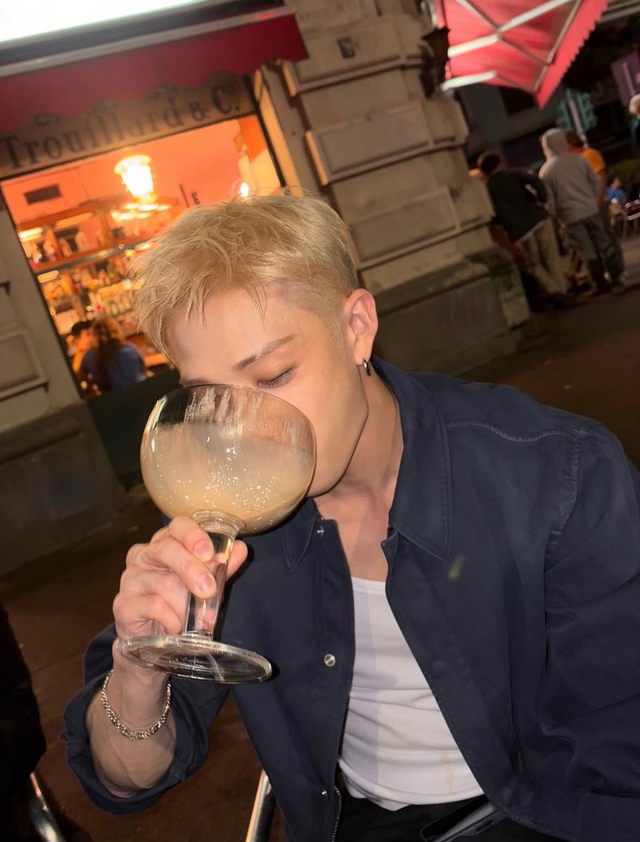 wlfiechans's tweet photo. this dudes tipsy as hell i’m crying😭😭 https://t.co/uxvjRWlEo7