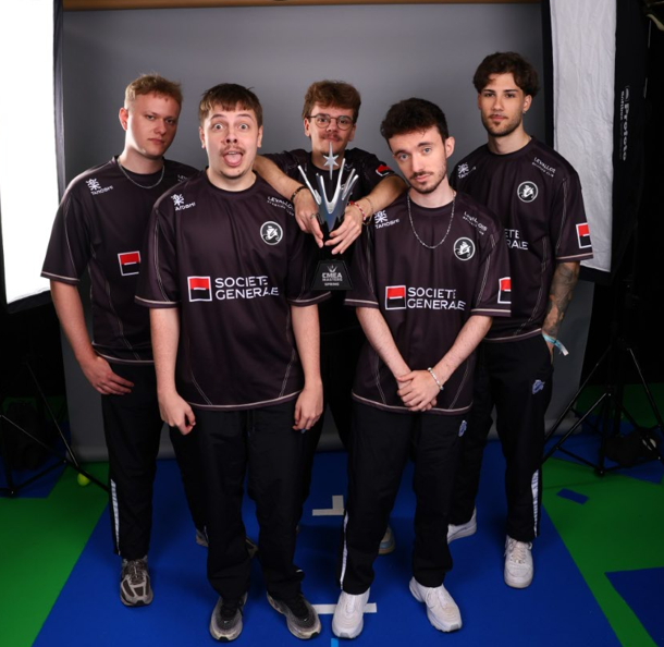 Galions_'s tweet photo. NOS CHAMPIONS SONT QUALIFIÉS POUR LES PLAYOFFS DES WORLDS 🚨

On se retrouve demain à 11h pour la revanche contre Solary et à 15h contre ZSK ! https://t.co/VTcdlJiw9s