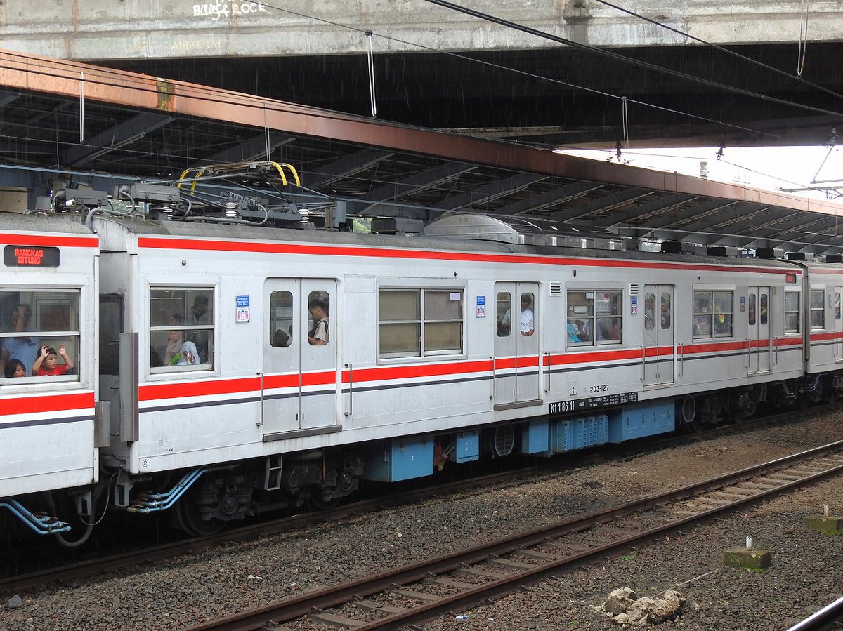 _ARTN_'s tweet photo. 茶色くなっても放置されてたJR東時代よりも、頻繁に洗車してるKCI譲渡後の方がピカピカで綺麗という事実 https://t.co/RNq2hFlKBj