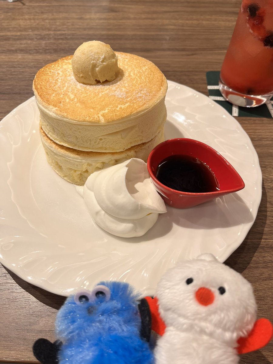 sunlife_1127's tweet photo. 引っ越してきてからその辺を散歩して見つけたカフェ☕️うんと美味しいパンケーキ🥞を食べました！シュワふわで美味しかったな🩵ドリンクもベリーがたすかん入ってて美味しかった🍓🫐 https://t.co/S2RrLJq9IH