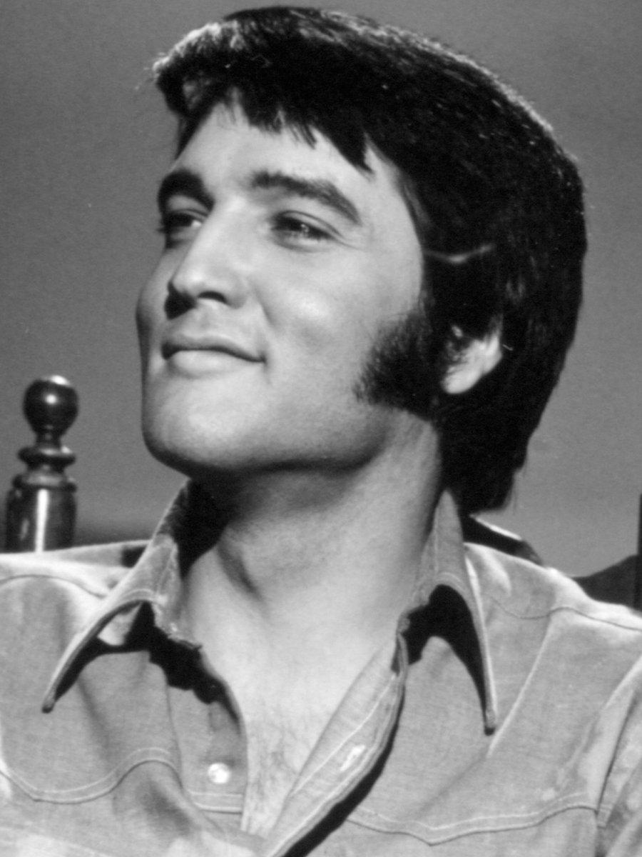 ElvisPresley's tweet photo. Almost the weekend. Keep it rockin’. ⚡

#ElvisPresley #Weekend #MusicLegend #RockMusic https://t.co/uO3t89ftFA