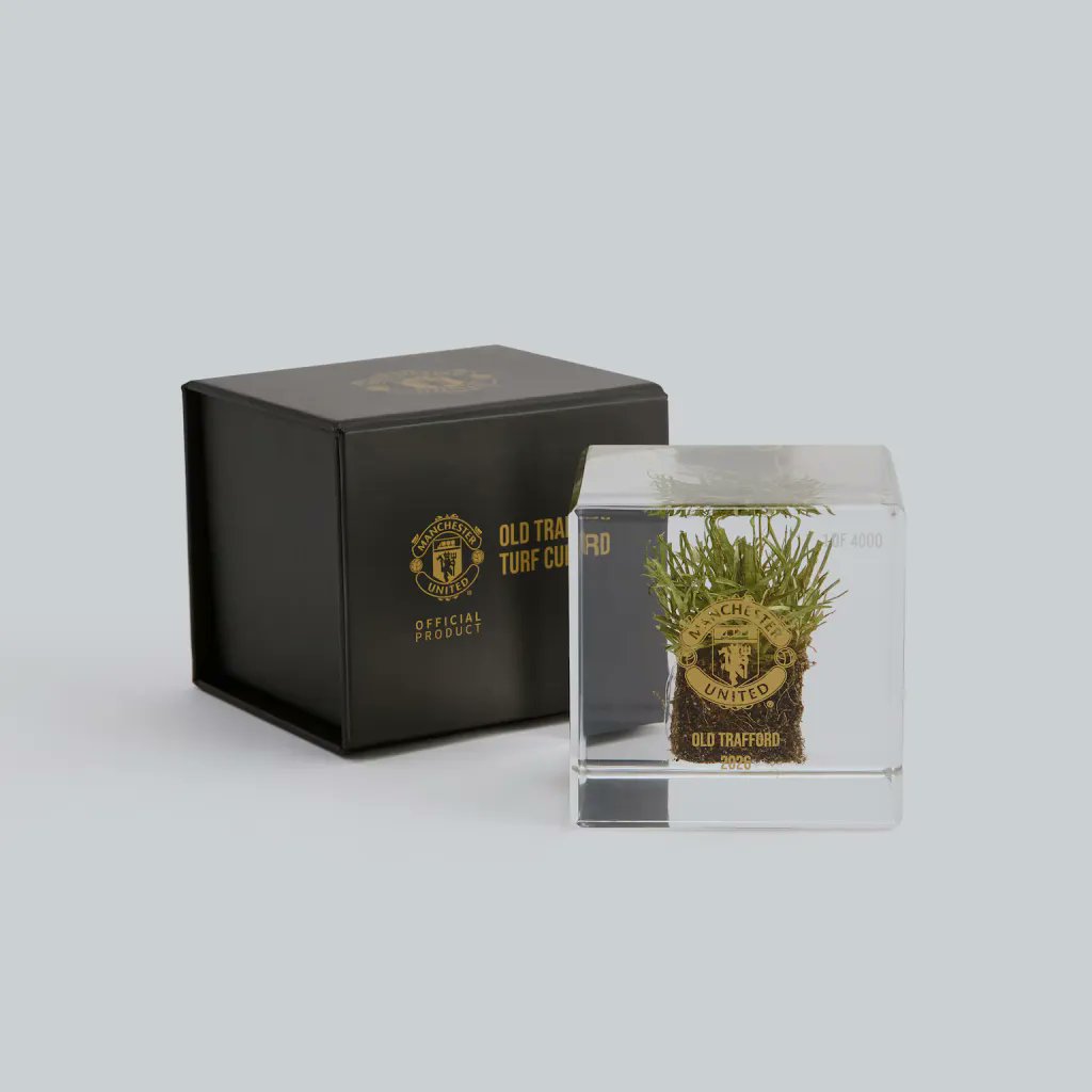 footmercato's tweet photo. Manchester United vend… des morceaux de la pelouse d’Old Trafford ! 🏟️

Le club mancunien propose aux supporters des cubes de 7x7 cm de l’ancienne pelouse du « Théâtre des Rêves » pour… 125 £, soit environ 145 € pièce. 😳💰

Chaque morceau est vendu dans une boîte avec une photo d’Old Trafford. 📦