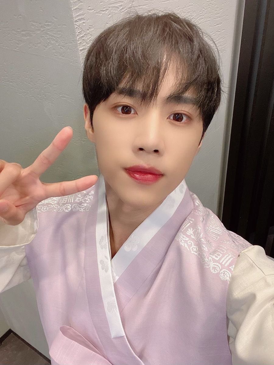 dearmyberry's tweet photo. 찌발나도진짜 그만 얘기하고 싶은데…
추석이라 한복 사진 찾아보다가 눈물 흘림
선우가 너무 만이 컷어…….ㅠㅠ 진짜 확 체감 되네 https://t.co/mAs4XceOAc