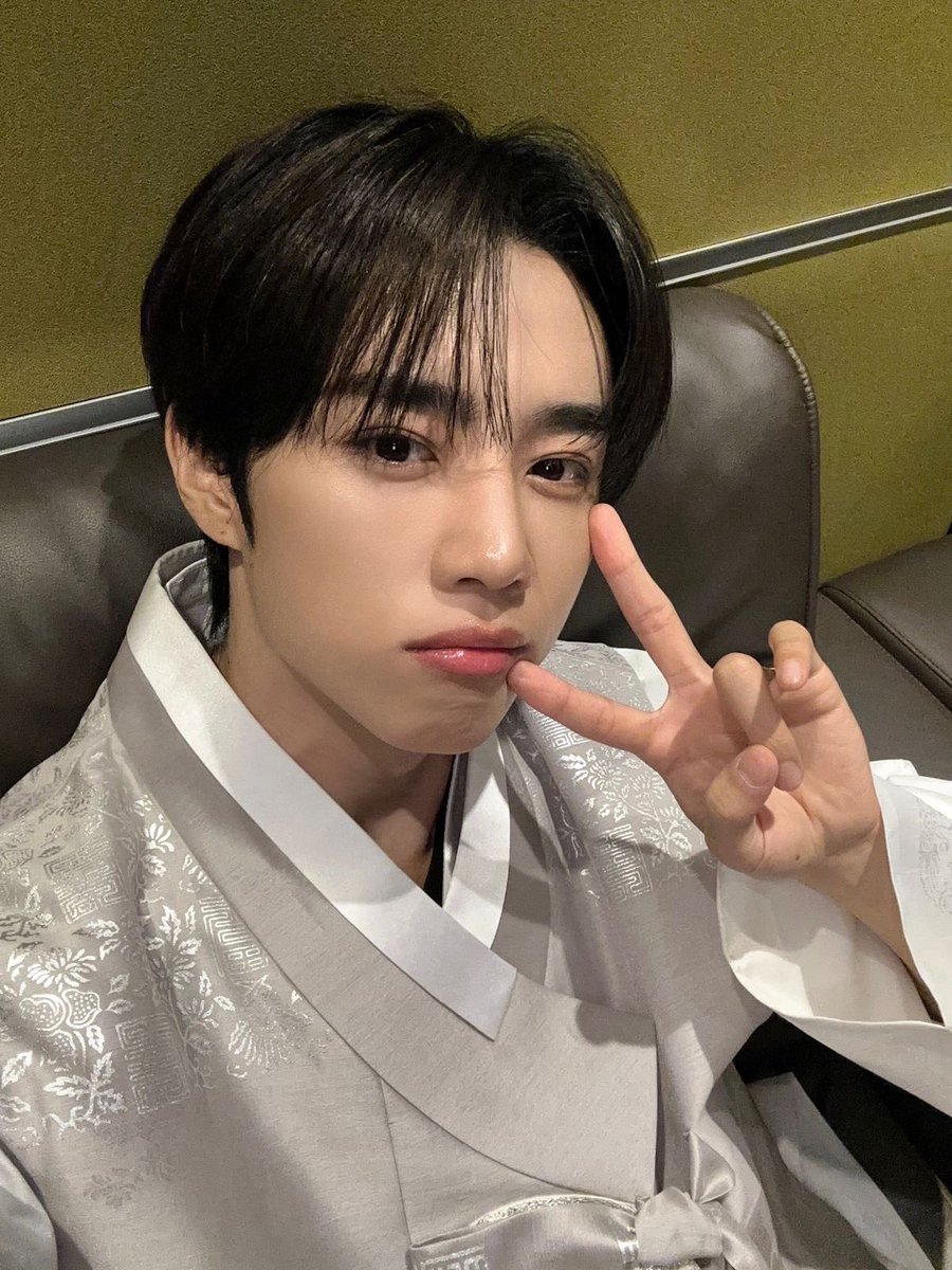 dearmyberry's tweet photo. 찌발나도진짜 그만 얘기하고 싶은데…
추석이라 한복 사진 찾아보다가 눈물 흘림
선우가 너무 만이 컷어…….ㅠㅠ 진짜 확 체감 되네 https://t.co/mAs4XceOAc