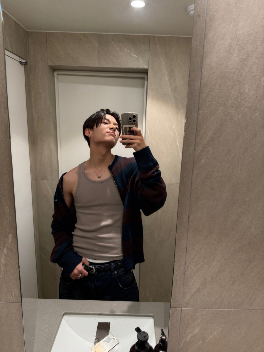 sinxmio's tweet photo. 아니 1같은사진찍어놓고 2공개한거십알 https://t.co/iCVONGEzeH