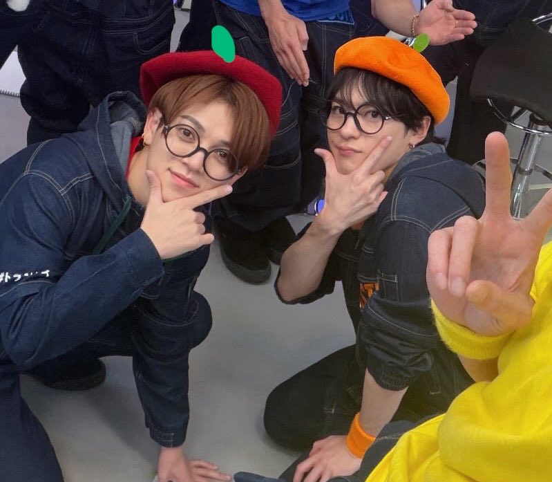 KWZI_riverside's tweet photo. 宮近くんも葉っぱをつけてもらってみかんちゃんとりんごちゃんで並んでみていただけませんか？？🍎🍊 https://t.co/b1MNPNshV0