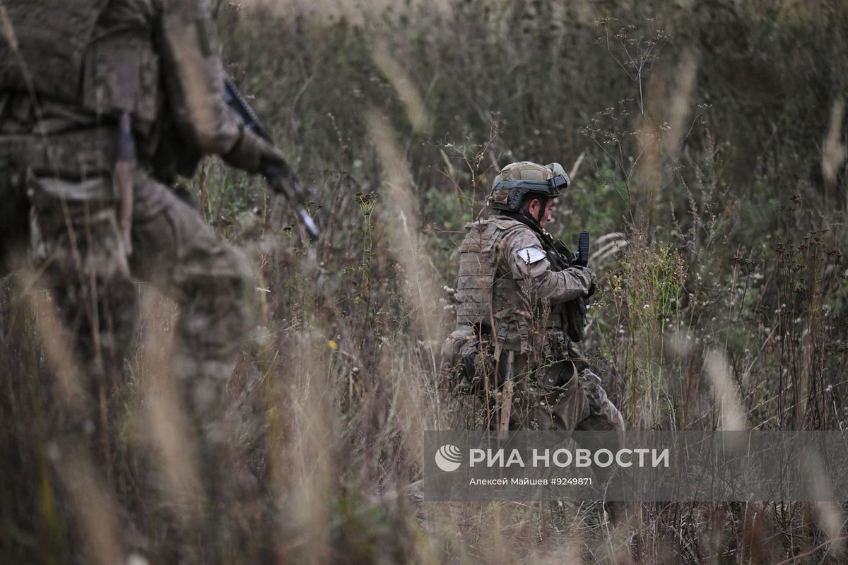 TheGreyPatriot_'s tweet photo. 🇷🇺 Today's training of troops from 83rd Separate Air Assault Brigade from Group of Forces "Sever" in Sumy Oblast.
Many AK-12Ks spotted.
Part 2 of 4
#Russia #Russian #Russians #Today #SVO #RIA #Military #Army #Training #Tactical #Paratroopers #Airborne #AK12K #Multicam https://t.co/1uuVMes3si