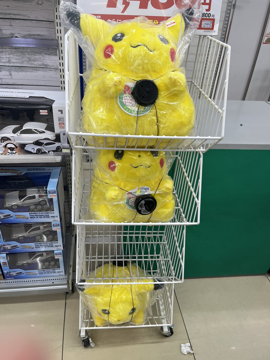 rg_sn1125's tweet photo. 一番下のおかピカちゃん、脱走しようとしてた https://t.co/WwKvRHJUt6